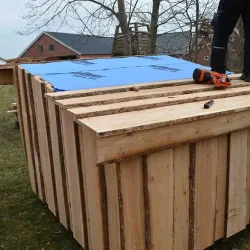 Mini Shelter, i dansk lrketr er fremstillet af lrk og douglas tr fra danske skove. Det leveres standard med side- og tagbekldning i kalmarbrdder samt et diffusionsbent undertag.