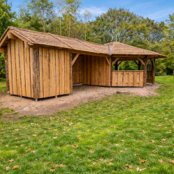 B�lhytte (oktogon) med l�skur - kalmartag