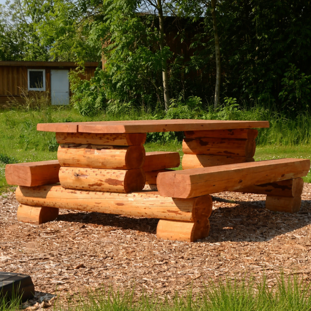 Bord med b�nke i stammer