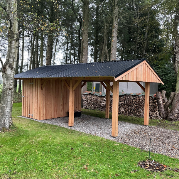 Carport med kip fra Oksb�l Savv�rk