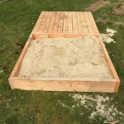 Sandkasse med platform i solid Douglas