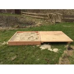 Sandkassen med platform leveres usamlet