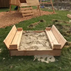 Sandkasse med bnke