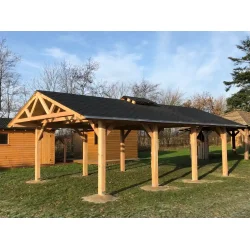 Den stort carport med kip kan med fordel bruges som grillhytte 