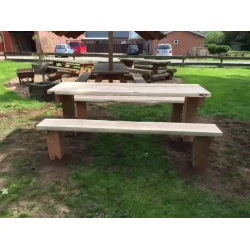 Fastmonteret bord med bnke