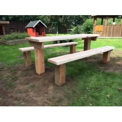 Fastmonteret bord med bnke