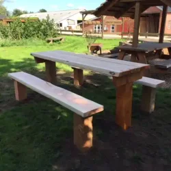 Fastmonteret bord med bnke