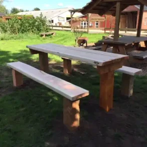 Fastmonteret bord med bnke