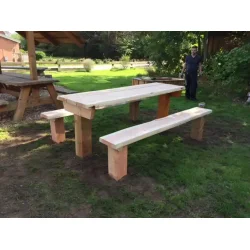 Fastmonteret bord med bnke