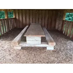 Bord med bnke i stammer (2,1 meter)