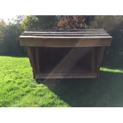 Samlesttet bestr af sider og gavle som er samlet og bekldt. Gulvbrdder er tilskret, men tagbrdderne skal tilskres. P denne mde bliver opstningen af dit nye shelter ikke lettere.