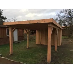 Flot og funktionel carport med ensidet taghldningmed rustikt design og praktisk skur