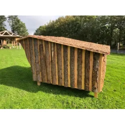 Dette kompakte og stilfulde skov shelter passer perfekt til haven, skoven eller sommerhuset.