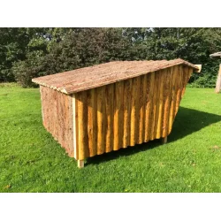 Vores danske skovshelter adskiller sig fra vores andre modeller ved brugen af lidt mindre materialedimensioner samt standard udendrs i stedet for rustfri skruer.