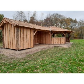 B�lhytte (oktogon) med l�skur - kalmartag