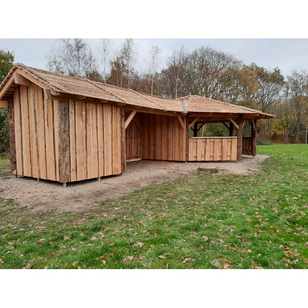 B�lhytte (oktogon) med l�skur - kalmartag