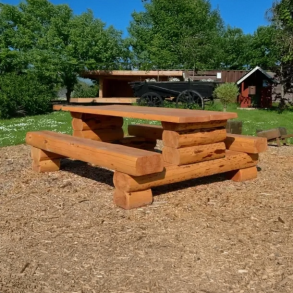 Bord med bnke i stammer (2,1 meter)