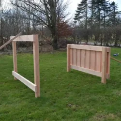 Shelteren leveres som et delvist samlet byggest, hvor alle ndvendige materialer, skruer og en letforstelig monteringsvejledning medflger. 