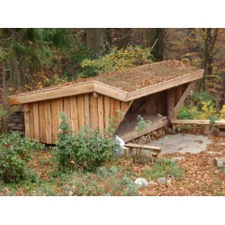 I sin standardversion er Oksbl Shelteret (den originale) bekldt med kalmarbrdder p bde sider og tag, hvilket skaber et naturligt og rustikt udtryk, der smelter harmonisk ind i danske landskaber.