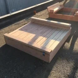 Sandkasse med platform i douglastr – mere end bare leg