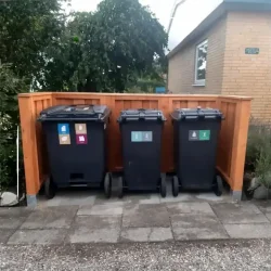 Skraldespandsskjuler til 3 spande