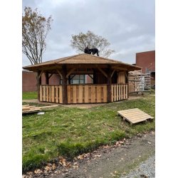 B�lhytte (oktogon) med l�skur - kalmartag