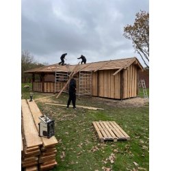 B�lhytte (oktogon) med l�skur - kalmartag