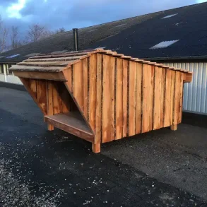 Vi i Naturen Shelter, i dansk lrketr set fra siden